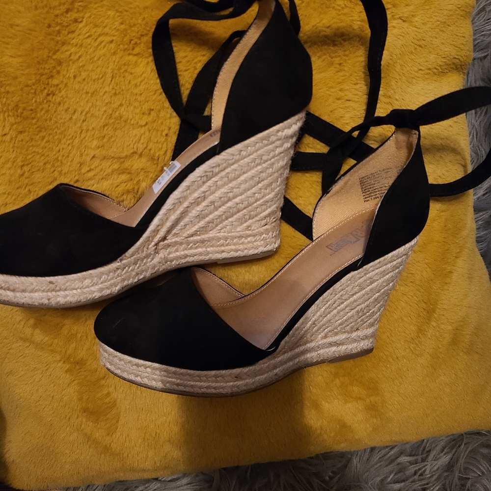 Shoes - Picture 2 of 3